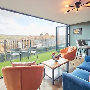  Holiday home Host & - Devereux House